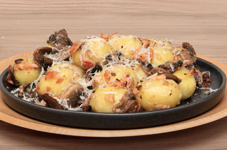Gnocchis con salmón ahumado y champiñones