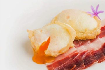 Huevos justos de fecha en tempura con jamón