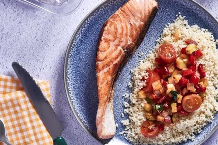 Lomos de salmón con cuscús y verduras salteadas
