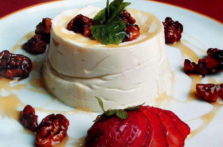 Cuajada justita de fecha con salsa de miel y nueces