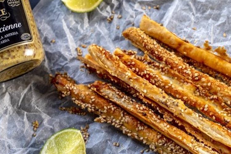 Palitos de hojaldre con mostaza a la antigua y semillas de sésamo