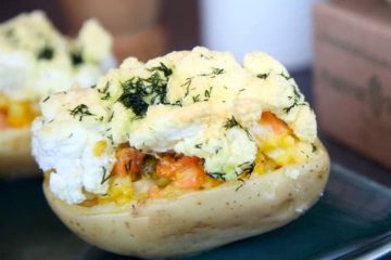 Patatas rellenas de salmón ahumado, mozzarella y encurtidos