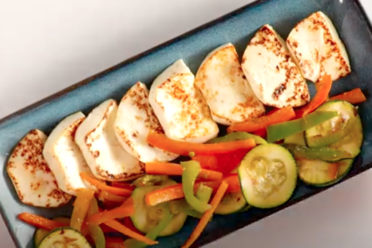 Queso fresco a la plancha con verduritas