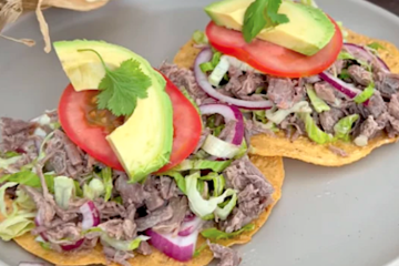 Salpicón de carne sobre tostadas de maíz