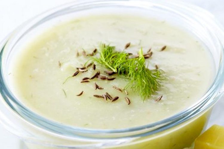 Sopa de hinojo con restos de queso y semillas de alcaravea