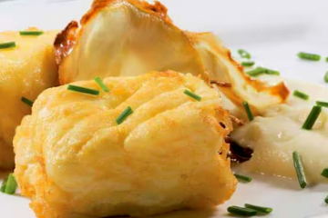 Bacalao fresco con puré de tallos de apio sobrantes