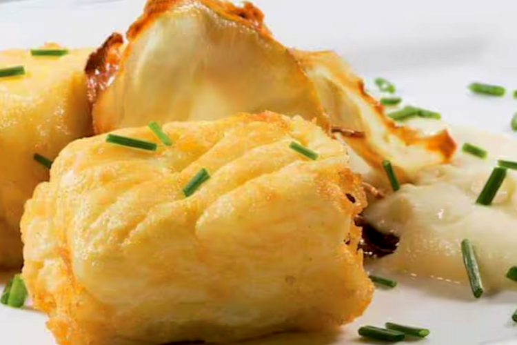 Bacalao fresco con puré de tallos de apio sobrantes