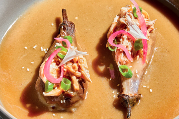 Berenjena a la parrilla rellena de pollo escabechado, miso y jerez