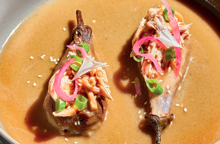 Berenjena a la parrilla rellena de pollo escabechado, miso y jerez