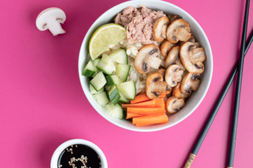 Bowl con arroz sobrante y champiñones que empiecen a ponerse feos