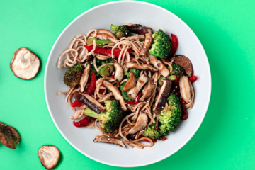 Brócoli sobrante con fideos de arroz y shiitake