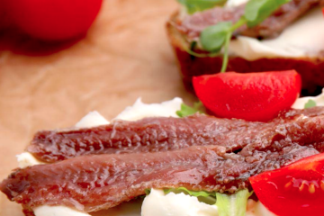 Bruschettas de anchoas con queso crema y tomate