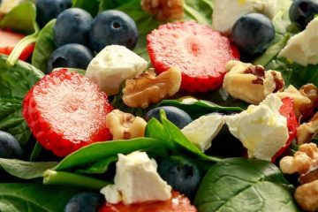Ensalada de espinacas con tofu y frutos del bosque