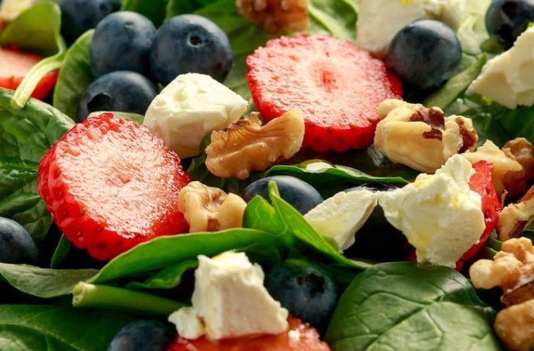 Ensalada de espinacas con tofu y frutos del bosque