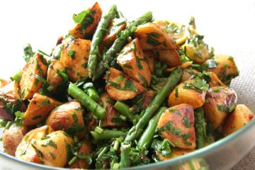 Ensalada templada de patata con espárragos trigueros y tomatitos cherry asados