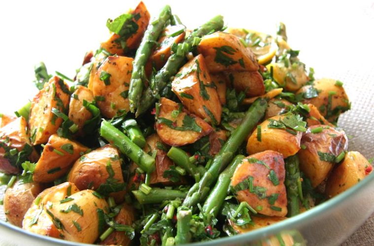 Ensalada templada de patata con espárragos trigueros y tomatitos cherry asados
