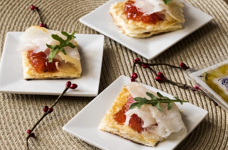 Hojaldritos de bacalao ahumado y mermelada de tomate