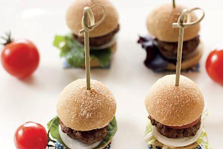 Miniburgers con manitas de cerdo que hayan sobrado de un plato anterior