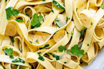 Pasta de ayer con salsa de cebolla y perejil