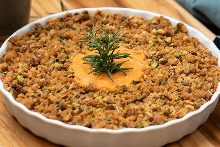 Pastel de boniato con cobertura crujiente de pistacho