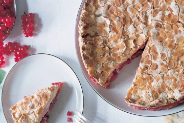 Pastel del grosellas con merengue de almendras