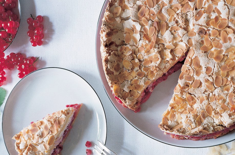 Pastel del grosellas con merengue de almendras