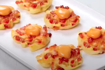 Patatas aplastadas crujientes con queso y bacon
