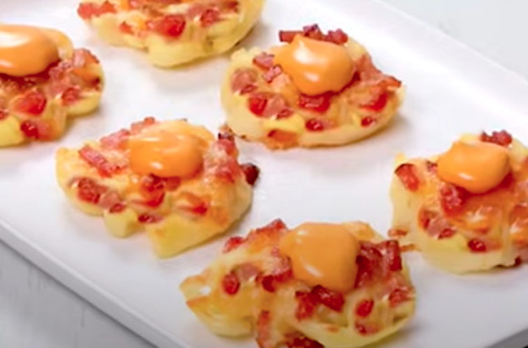 Patatas aplastadas crujientes con queso y bacon