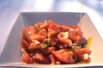 Picadillo de tomates que empiezan a madurar