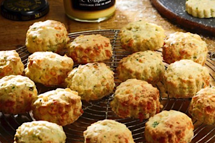 Scones británicos de queso con mostaza