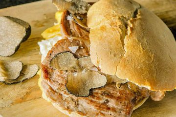 Ternasco con huevos rotos y trufa en mollete