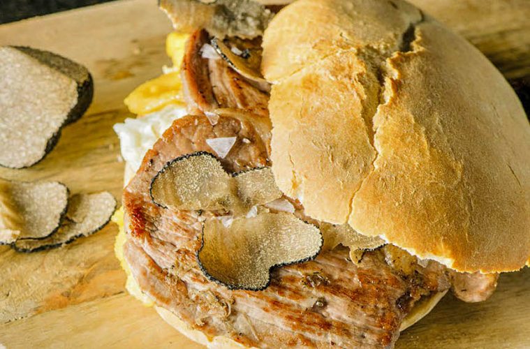 Ternasco con huevos rotos y trufa en mollete