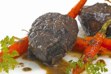 Ternera al vino tinto con panceta y verduritas