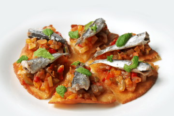 Tortillas de maíz con sobras de pisto y sardinillas