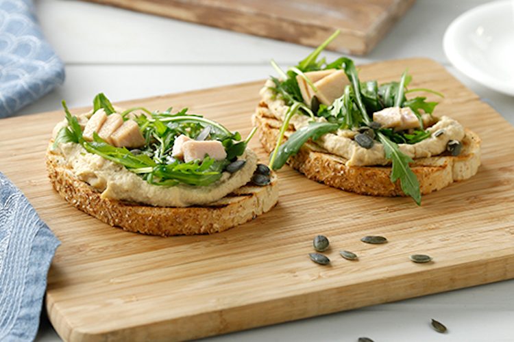 Tostas de humus con atún y rúcula