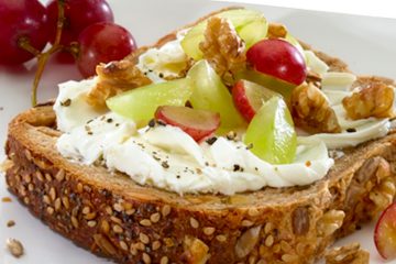 Tostas rústicas de queso crema, uvas y nueces