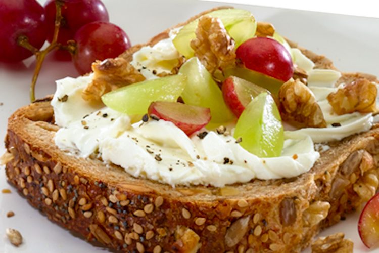 Tostas rústicas de queso crema, uvas y nueces