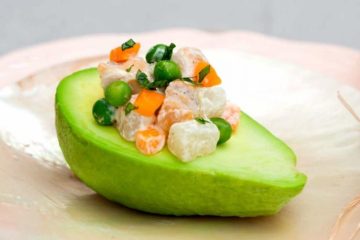 Aguacate relleno con pechuga sobrante y verduritas