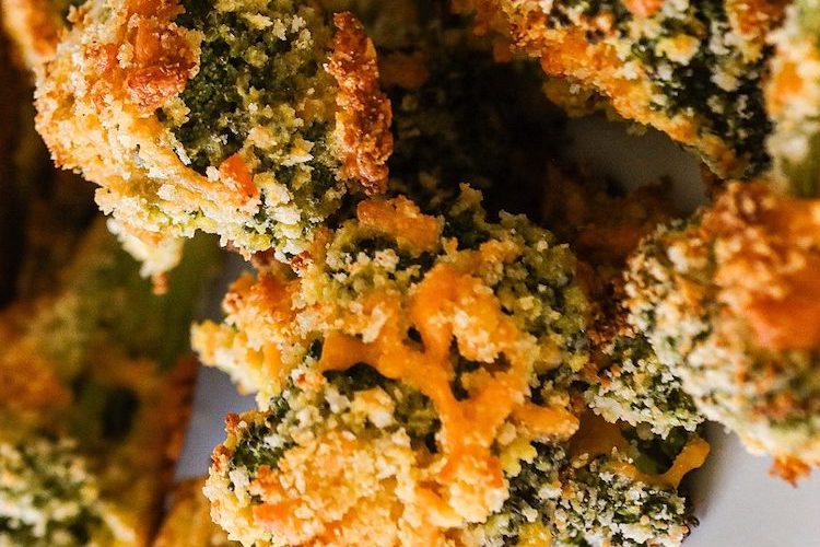 Crujientes de brócoli sobrante con salsa de yogur