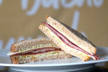 El mejor sándwich vending del mundo pastrami, salsa de cítricos, queso, jamón cocido y mantequilla de pepinillos