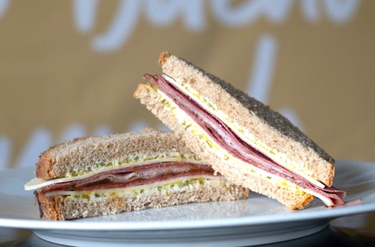 El mejor sándwich vending del mundo pastrami, salsa de cítricos, queso, jamón cocido y mantequilla de pepinillos