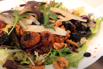 Ensalada de pechuga asada con salteado de frutos secos y miel