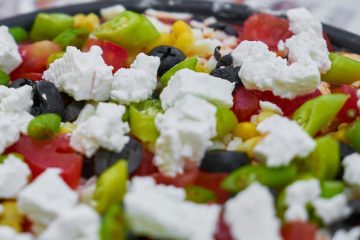 Ensalada taberna (griega) con garbanzos cocidos sobrantes