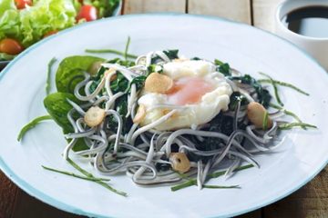 Espinacas frescas con gulas al ajillo y huevo poché
