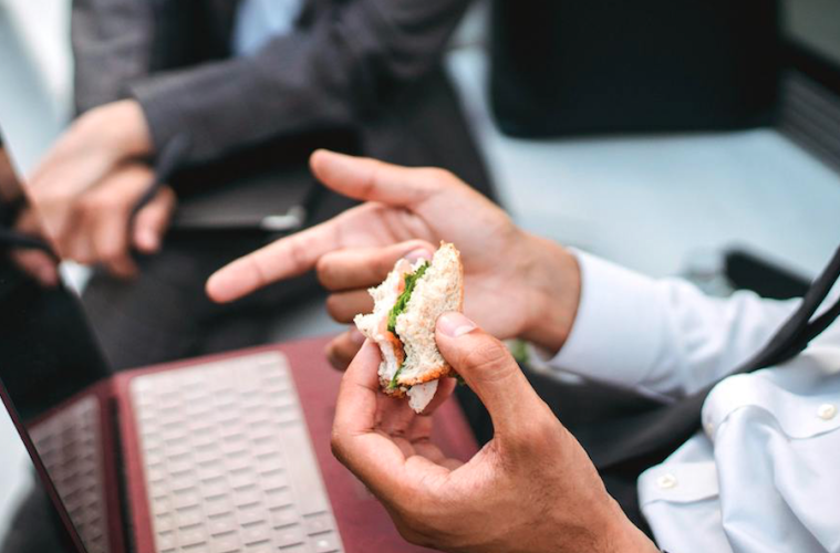 Estrés y hábitos alimentarios en el entorno laboral