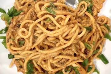 Fideos al estilo malasio, con crema de cacahuete y pimienta de Sichuan