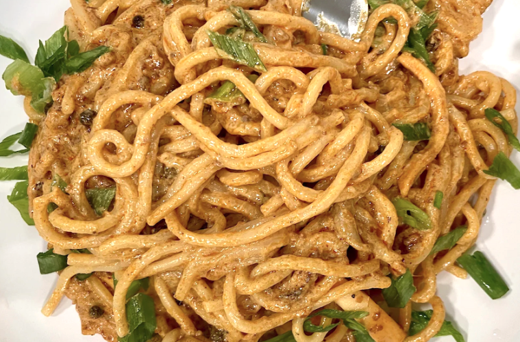 Fideos al estilo malasio, con crema de cacahuete y pimienta de Sichuan