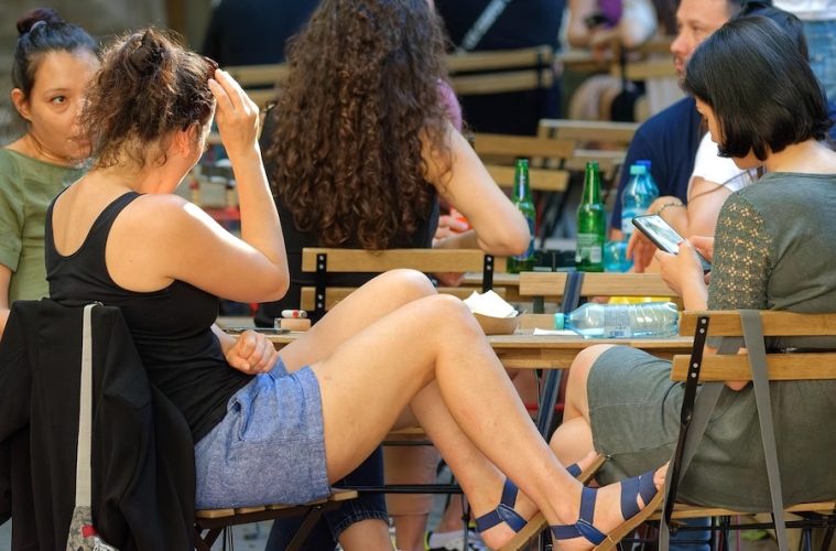 Los hosteleros madrileños prevén una Semana Santa similar a la de 2025, aunque con mayor incertidumbre