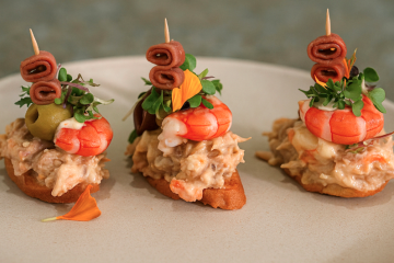 Montaditos de ensaladilla de conejo en escabeche y langostino