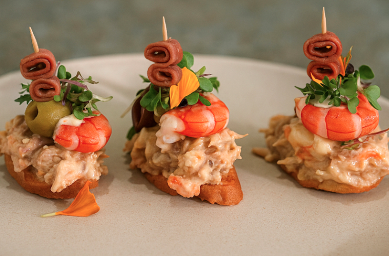 Montaditos de ensaladilla de conejo en escabeche y langostino